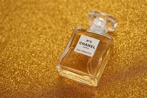 chanel numero 5 con petali di rosa immagini shabby chic|Collezione N°5 .